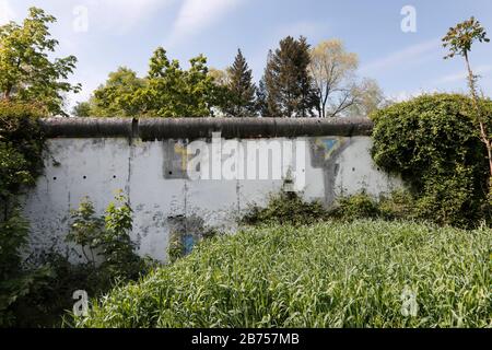 Reste der Berliner Mauer auf den Friedhöfen der St. Hedwig und der französischen Kathedrale in Berlin-Mitte. In diesem Jahr, am 9. November 2019, wird der Fall der Berliner Mauer zum 30. Jahrestag ihres Falls. [Automatisierte Übersetzung] Stockfoto