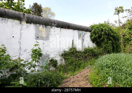 Reste der Berliner Mauer auf den Friedhöfen der St. Hedwig und der französischen Kathedrale in Berlin-Mitte. In diesem Jahr, am 9. November 2019, wird der Fall der Berliner Mauer zum 30. Jahrestag ihres Falls. [Automatisierte Übersetzung] Stockfoto