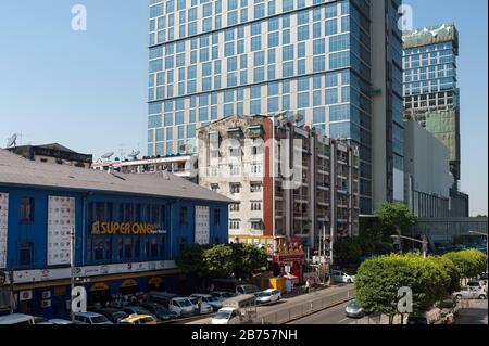 04.02.2017, Yangon, Myanmar, Asien - EIN modernes Bürohochhaus und ein Luxushotel umsäumen das Einkaufszentrum Junction City im Stadtzentrum des Wirtschaftszentrums. [Automatisierte Übersetzung] Stockfoto