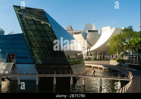 06.05.2019, Singapur, Republik Singapur, Asien - Louis Vuitton Island Maison Luxusgeschäft in Marina Bay Sands. Im Hintergrund steht das ArtScience Museum. [Automatisierte Übersetzung] Stockfoto