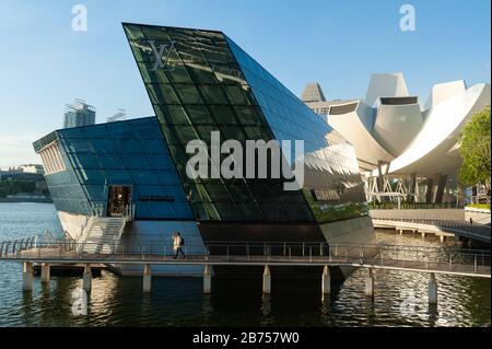 06.05.2019, Singapur, Republik Singapur, Asien - Louis Vuitton Island Maison Luxusgeschäft in Marina Bay Sands. Im Hintergrund steht das ArtScience Museum. [Automatisierte Übersetzung] Stockfoto