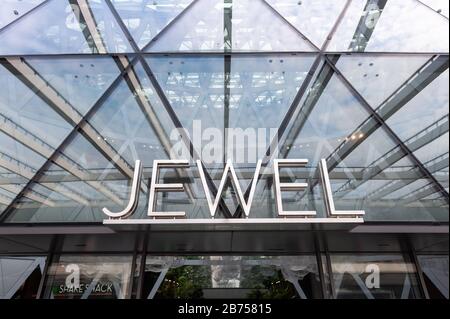 28.04.2019, Singapur, Republik Singapur, Asien - Eingang zum neuen Jewel Terminal am internationalen Flughafen Changi. Der Entwurf stammt vom Architekturbüro Moshe Safdie. [Automatisierte Übersetzung] Stockfoto