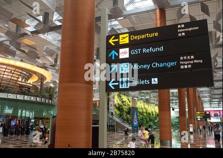28.04.2019, Singapur, Republik Singapur, Asien - Schilder auf der Abflughalle von Terminal 3 am Flughafen Changi. [Automatisierte Übersetzung] Stockfoto