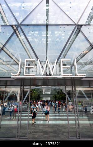 28.04.2019, Singapur, Republik Singapur, Asien - Eingang zum neuen Jewel Terminal am internationalen Flughafen Changi. Der Entwurf stammt vom Architekturbüro Moshe Safdie. [Automatisierte Übersetzung] Stockfoto