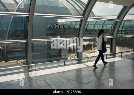 18.04.2019, Singapur, Republik Singapur, Asien - eine der beiden Brückenverbindungen zum neuen Jewel Terminal am Flughafen Changi. [Automatisierte Übersetzung] Stockfoto