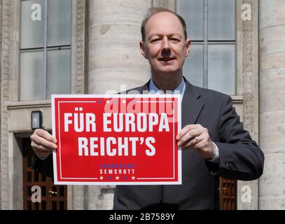 Die Partei startet den EU-Wahlkampf mit dem Vorsitzenden Martin Sonneborn am 23.04.2019 [automatisierte Übersetzung] Stockfoto