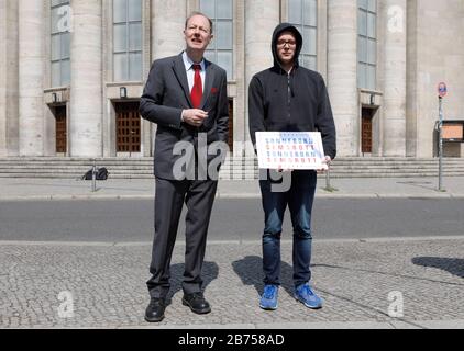 Die Partei startet den EU-Wahlkampf mit dem Vorsitzenden Martin Sonneborn, links, und dem Komiker Nico Semsrott, am 23.04.2019 [automatisierte Übersetzung] Stockfoto
