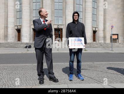 Die Partei startet den EU-Wahlkampf mit dem Vorsitzenden Martin Sonneborn, links, und dem Komiker Nico Semsrott, am 23.04.2019 [automatisierte Übersetzung] Stockfoto