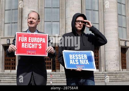 Die Partei startet den EU-Wahlkampf mit dem Vorsitzenden Martin Sonneborn, links, und dem Komiker Nico Semsrott, am 23.04.2019 [automatisierte Übersetzung] Stockfoto
