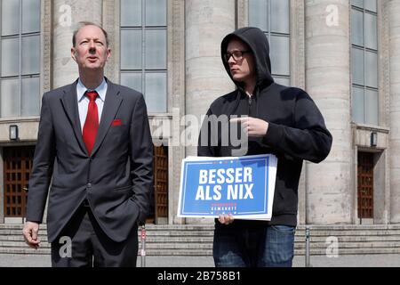 Die Partei startet den EU-Wahlkampf mit dem Vorsitzenden Martin Sonneborn, links, und dem Komiker Nico Semsrott, am 23.04.2019 [automatisierte Übersetzung] Stockfoto