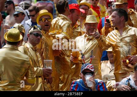 Fans besuchen die HSBC World Rugby Sevens Series am 2. Tag im Hong Kong Stadium. Stockfoto