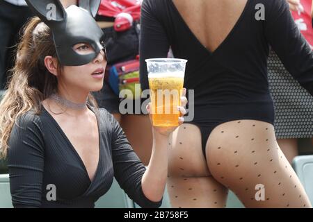 Fans besuchen die HSBC World Rugby Sevens Series am 2. Tag im Hong Kong Stadium. Stockfoto