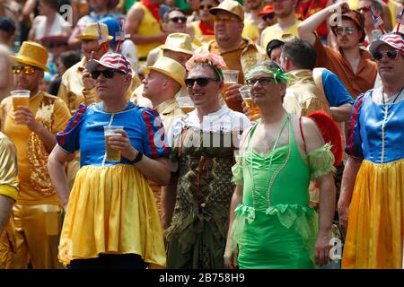 Fans besuchen die HSBC World Rugby Sevens Series am 2. Tag im Hong Kong Stadium. Stockfoto