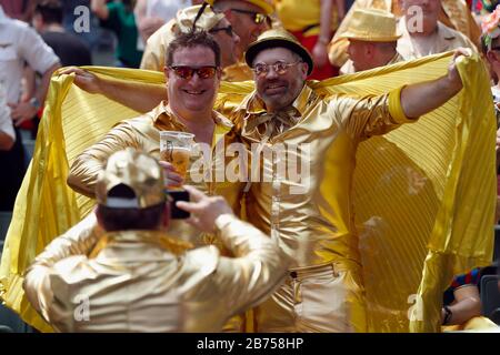 Fans besuchen die HSBC World Rugby Sevens Series am 2. Tag im Hong Kong Stadium. Stockfoto