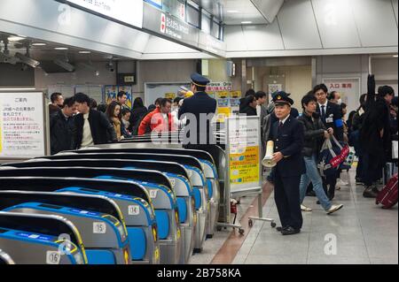 30.12.2017, Tokio, Japan, Asien - Pendler und Reisende strömen am Bahnhof Tokio durch automatische Fahrkartensperren. Er ist mit mehr als 3.000 Zügen und 350.000 Reisenden täglich der verkehrsreichste Bahnhof Japans. [Automatisierte Übersetzung] Stockfoto