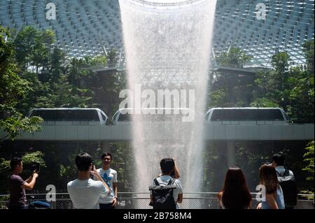 18.04.2019, Singapur, Republik Singapur, Asien - Blick auf das neue Jewel Terminal mit Wasserfall und Forest Valley am internationalen Flughafen Changi. Der Entwurf stammt vom Architekturbüro Moshe Safdie. [Automatisierte Übersetzung] Stockfoto
