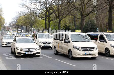 Am Mittwoch, 10. April 2019 demonstrierten Taxifahrer in etwa 30 deutschen Städten mit Kundgebungen und Kundgebungen gegen die Liberalisierungspläne von Verkehrsminister Andreas Scheuer, und der Bundesverband Taxi- und Mietwagen forderte die Demonstrationen in ganz Deutschland. [Automatisierte Übersetzung] Stockfoto