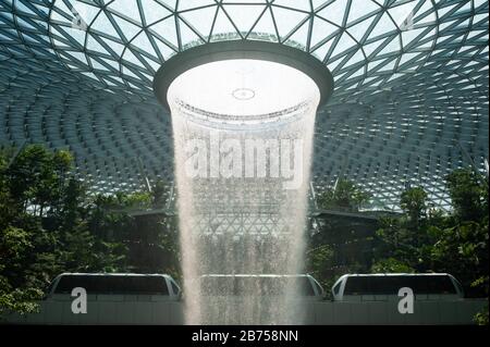 18.04.2019, Singapur, Republik Singapur, Asien - Blick auf das neue Jewel Terminal mit Wasserfall und Forest Valley am internationalen Flughafen Changi. Der Entwurf stammt vom Architekturbüro Moshe Safdie. [Automatisierte Übersetzung] Stockfoto