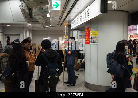 30.12.2017, Tokio, Japan, Asien - Pendler und Reisende strömen durch den Bahnhof Tokio. Er ist mit mehr als 3.000 Zügen und 350.000 Reisenden täglich der verkehrsreichste Bahnhof Japans. [Automatisierte Übersetzung] Stockfoto