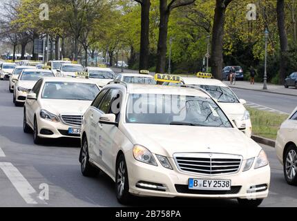 Am Mittwoch, 10. April 2019 demonstrierten Taxifahrer in etwa 30 deutschen Städten mit Kundgebungen und Kundgebungen gegen die Liberalisierungspläne von Verkehrsminister Andreas Scheuer, und der Bundesverband Taxi- und Mietwagen forderte die Demonstrationen in ganz Deutschland. [Automatisierte Übersetzung] Stockfoto