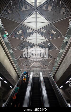 22.03.2019, Singapur, Republik Singapur, Asien - Escalators und Innenansicht der Expo Station des MRT Stadtbahnsystems. Der Bahnhof wurde von dem britischen Architekten Sir Norman Foster entworfen. [Automatisierte Übersetzung] Stockfoto