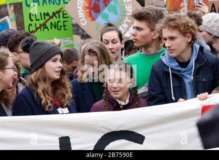 Die Klimaschützer Luisa Marie Neubauer (l.) und Greta Thunberg demonstrieren mit Tausenden Studenten in Berlin bei einer Demonstration "Freitag für die Zukunft" für den Kampf gegen die Klimaerwärmung am 29. März 2019. [Automatisierte Übersetzung] Stockfoto