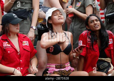 Fans besuchen die HSBC World Rugby Sevens Series am 3. Tag im Hong Kong Stadium. Stockfoto