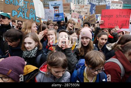 Schüler demonstrieren während einer "Freitag für Futre"-Demonstration in Berlin am 29.03.2019. Schüler demonstrierten bundesweit für den Klimaschutz und gegen untätige Politiker. Seit Dezember protestieren Berliner Studenten an den "Freitagen für die Zukunft" gegen den Klimawandel. [Automatisierte Übersetzung] Stockfoto