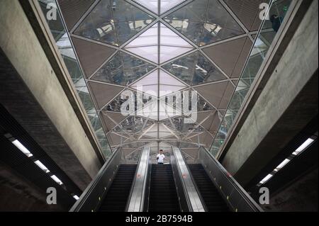 22.03.2019, Singapur, Republik Singapur, Asien - Escalators und Innenansicht der Expo Station des MRT Stadtbahnsystems. Der Bahnhof wurde von dem britischen Architekten Sir Norman Foster entworfen. [Automatisierte Übersetzung] Stockfoto