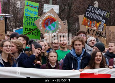 Die Klimaschützer Luisa Marie Neubauer (l.) und Greta Thunberg demonstrieren mit Tausenden Studenten in Berlin bei einer Demonstration "Freitag für die Zukunft" für den Kampf gegen die Klimaerwärmung am 29. März 2019. [Automatisierte Übersetzung] Stockfoto