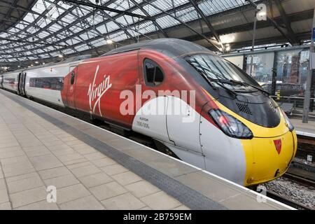 Ein Virgin Train im Bahnhof Liverpool, am 01.03.2019. Die Fahrzeuge der britischen Klasse 390, auch Pendolino Britannico genannt, sind elektrisch angetriebene Neigezüge, die von der Eisenbahngesellschaft Virgin Trains auf der West Coast Main Line in Großbritannien eingesetzt werden. Die Züge wurden von Alstom gebaut, die aktive Neigetechnik lieferte FIAT. [Automatisierte Übersetzung] Stockfoto