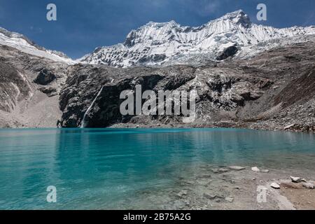 Wandern zur Lagune 69 türkisfarbenes Wasser schneebedeckte peruanische anden cordillera blanca felsige Landschaft Stockfoto