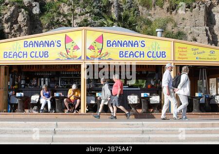 Touristen werden am 13.02.2019 am Bananas Beach Club am Strand von Torremolinos, Spanien vorbeifahren. Der mögliche Brexit hat erhebliche Folgen für die spanische Wirtschaft.15 Millionen britische Urlauber kamen letztes Jahr nach Spanien und gaben 14 Milliarden Euro aus. Mit einem Pfund, das stark abnimmt, geben sie weniger Geld aus oder suchen Ziele in ihrem eigenen Königreich. Das gleiche gilt für die 760.000 britischen Staatsbürger, die einen zweiten Wohnsitz in Spanien haben. [Automatisierte Übersetzung] Stockfoto