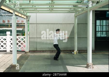 18.04.2018, Singapur, Republik Singapur, Asien - EIN Mann übt Tai Chi in einem kleinen Park außerhalb des People's Park Complex im Chinatown-Viertel in Singapur aus. [Automatisierte Übersetzung] Stockfoto