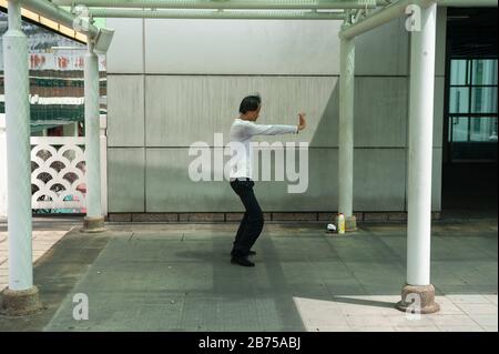 18.04.2018, Singapur, Republik Singapur, Asien - EIN Mann übt Tai Chi in einem kleinen Park außerhalb des People's Park Complex im Chinatown-Viertel in Singapur aus. [Automatisierte Übersetzung] Stockfoto