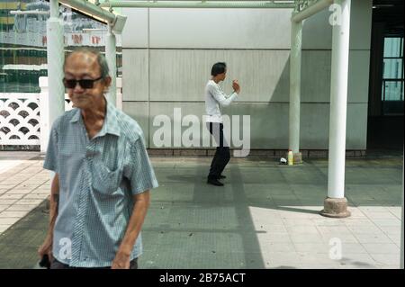 18.04.2018, Singapur, Republik Singapur, Asien - EIN Mann übt Tai Chi in einem kleinen Park außerhalb des People's Park Complex im Chinatown-Viertel in Singapur aus. [Automatisierte Übersetzung] Stockfoto