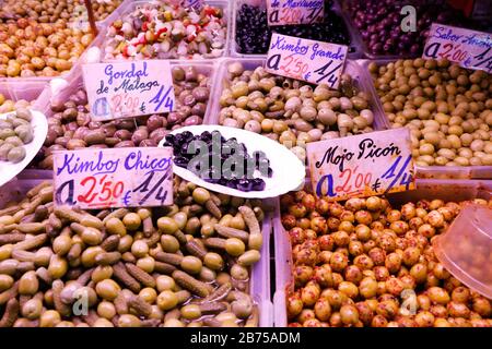 Auf dem Obst- und Gemüsemarkt von Málaga, 12.02.2019, werden verschiedene Olivensorten angeboten. [Automatisierte Übersetzung] Stockfoto