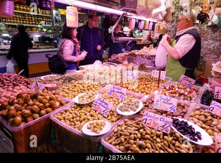 Auf dem Obst- und Gemüsemarkt von Málaga, 12.02.2019, werden verschiedene Olivensorten angeboten. [Automatisierte Übersetzung] Stockfoto