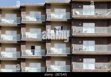 Ein älteres Paar blickt am 13.02.2019 von einem Balkon eines Apartmentkomplexes in Torremolinos, Spanien, Costa del Sol. Der mögliche Brexit hat erhebliche Folgen für die spanische Wirtschaft.15 Millionen britische Urlauber kamen letztes Jahr nach Spanien und gaben 14 Milliarden Euro aus. Mit einem Pfund, das stark abnimmt, geben sie weniger Geld aus oder suchen Ziele in ihrem eigenen Königreich. Das gleiche gilt für die 760.000 britischen Staatsbürger, die einen zweiten Wohnsitz in Spanien haben. [Automatisierte Übersetzung] Stockfoto