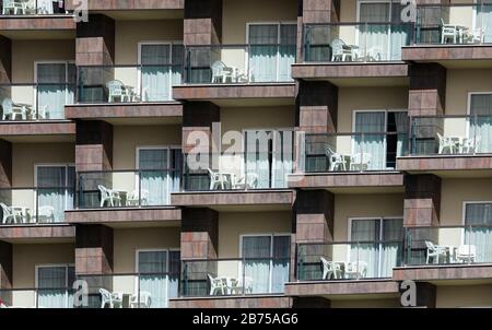 Stühle und Tische stehen am 13.02.2019 auf einem Balkon eines Apartmentkomplexes in Torremolinos, Spanien, Costa del Sol. Der mögliche Brexit hat erhebliche Folgen für die spanische Wirtschaft.15 Millionen britische Urlauber kamen letztes Jahr nach Spanien und gaben 14 Milliarden Euro aus. Mit einem Pfund, das stark abnimmt, geben sie weniger Geld aus oder suchen Ziele in ihrem eigenen Königreich. Das gleiche gilt für die 760.000 britischen Staatsbürger, die einen zweiten Wohnsitz in Spanien haben. [Automatisierte Übersetzung] Stockfoto