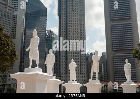 06.01.2019, Singapur, Republik Singapur, Asien - die Statue von Sir Thomas Stamford Raffles am Singapur-Fluss feiert den 200. Jahrestag der britischen Ankunft in Singapur, vorübergehend in Gesellschaft von vier anderen historischen Persönlichkeiten. [Automatisierte Übersetzung] Stockfoto