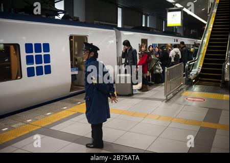 23.12.2017, Osaka, Japan, Asien - Passagiere warten am Flughafenstation des Kansai International Airport auf den Zug. [Automatisierte Übersetzung] Stockfoto