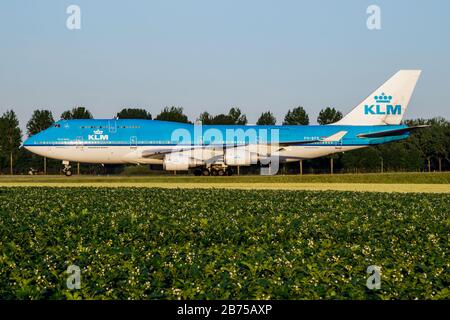 Amsterdam/Niederlande - 3. Juli 2017: KLM Royal Dutch Airlines Boeing 747-400 PH-BFR Passagierflugzeug Taxing am Flughafen Amsterdam Schipol Stockfoto