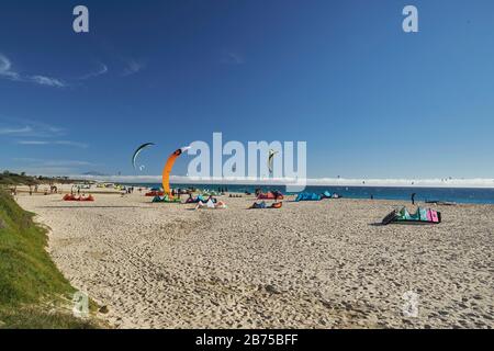 Kitesurfer am Valdevaqueros Strand, Tarifa, Provinz Cádiz, Andalusien, Spanien. Stockfoto