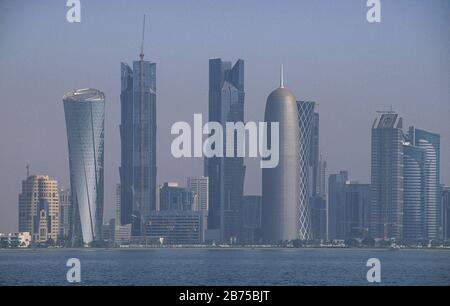 13.09.2010, Doha, Katar (Katar) - BLICK von der Promenade entlang der Al Corniche Street zur Skyline des Al Dafna Geschäftsviertels. [Automatisierte Übersetzung] Stockfoto