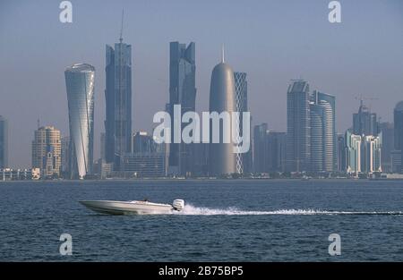 13.09.2010, Doha, Katar (Katar) - BLICK von der Promenade entlang der Al Corniche Street zur Skyline des Al Dafna Geschäftsviertels. [Automatisierte Übersetzung] Stockfoto