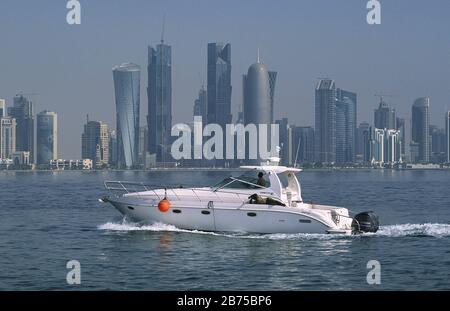 13.09.2010, Doha, Katar (Katar) - BLICK von der Promenade entlang der Al Corniche Street zur Skyline des Al Dafna Geschäftsviertels. [Automatisierte Übersetzung] Stockfoto