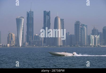 13.09.2010, Doha, Katar (Katar) - BLICK von der Promenade entlang der Al Corniche Street zur Skyline des Al Dafna Geschäftsviertels. [Automatisierte Übersetzung] Stockfoto