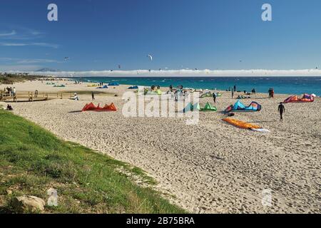 Kitesurfer am Valdevaqueros Strand, Tarifa, Provinz Cádiz, Andalusien, Spanien. Stockfoto