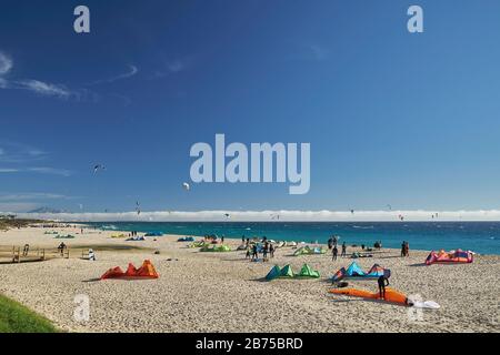 Kitesurfer am Valdevaqueros Strand, Tarifa, Provinz Cádiz, Andalusien, Spanien. Stockfoto